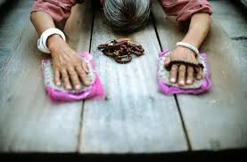 100 thousand full prostrations in 10 days.